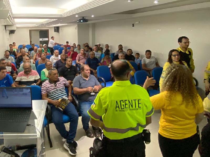 Demutran de Juazeiro do Norte orienta participantes da Motorromaria sobre direção defensiva antes da viagem a Canindé