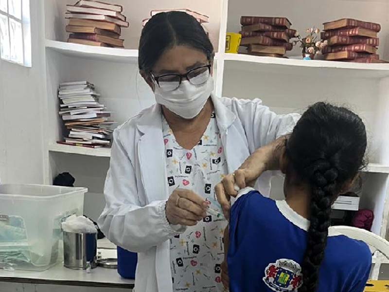 Escola Lili Nery recebe vacinação contra Influenza e HPV, em Juazeiro do Norte