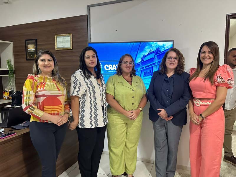 Câmara do Crato recebe secretária da Diversidade para tratar de políticas para mulheres e LGBTQIAPN+
