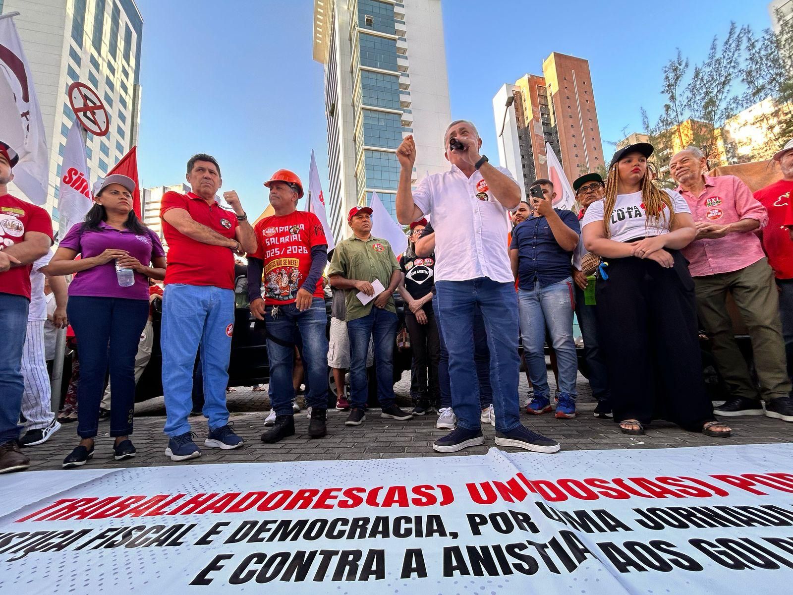 Em ato do 1º de Maio de Fortaleza, Guimarães diz que governo vai defender fim da escala 6×1