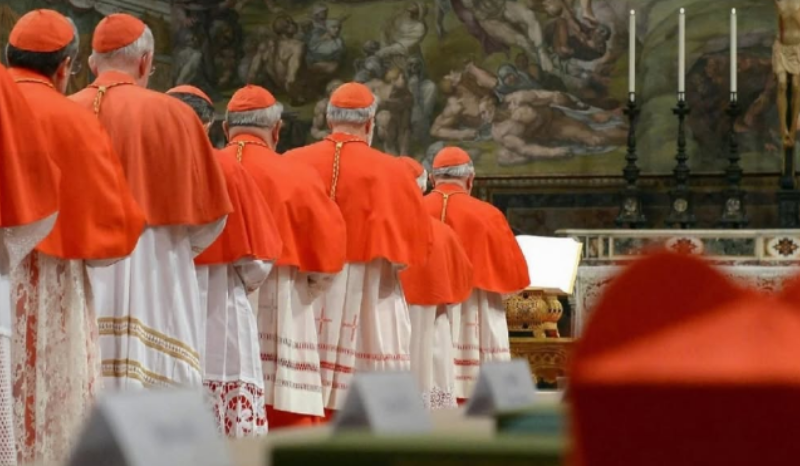 Todos os cardeais que votam no conclave já estão em Roma, diz Vaticano