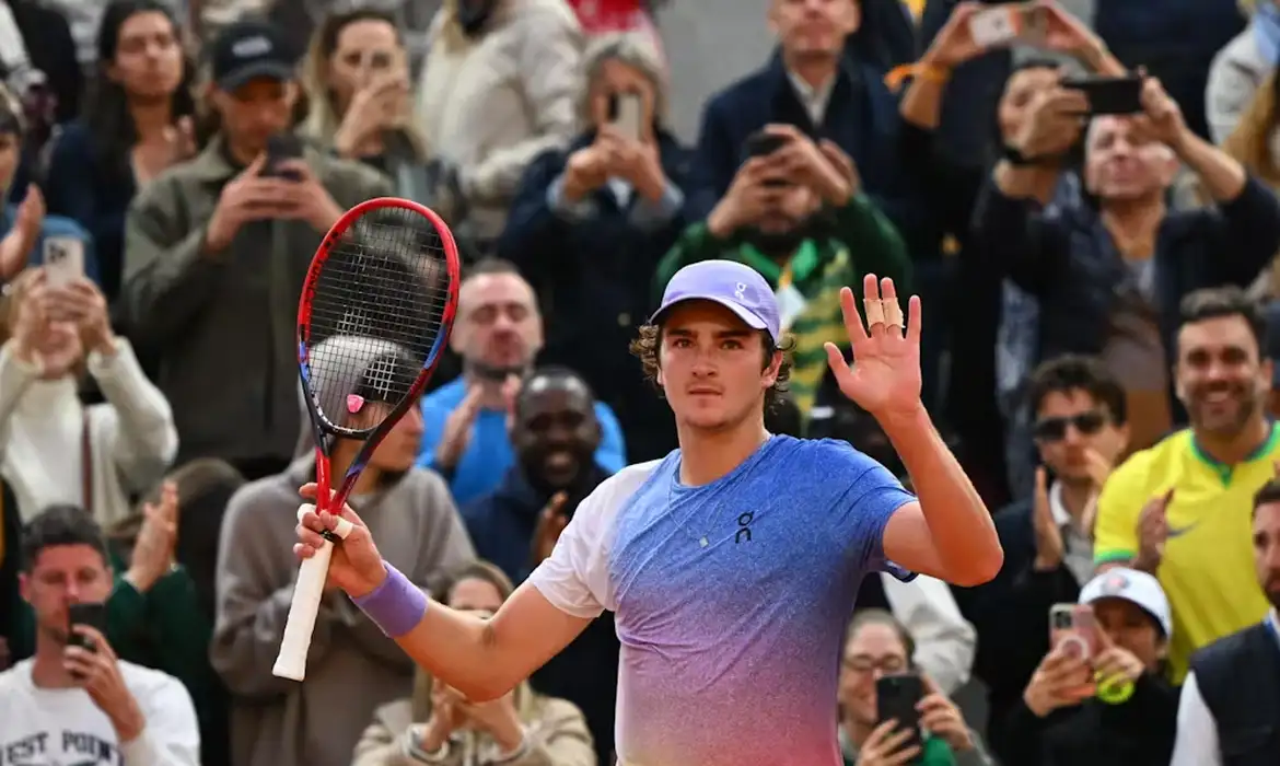 Roland Garros: Fonseca estreia com vitória implacável sobre ex-top 10