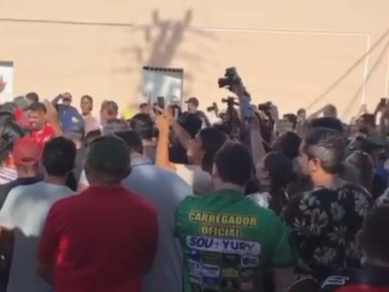 Carregadores e população reúnem-se em frente ao mercado municipal para início do rito de Corte do Pau da Bandeira