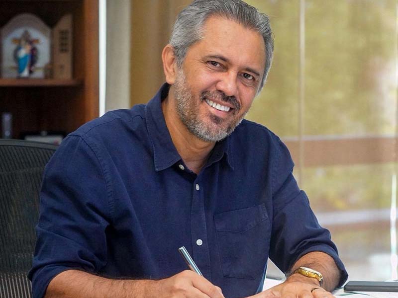 Governador Elmano de Freitas sanciona lei que autoriza gratificação para diretores escolares e coordenadores das Credes