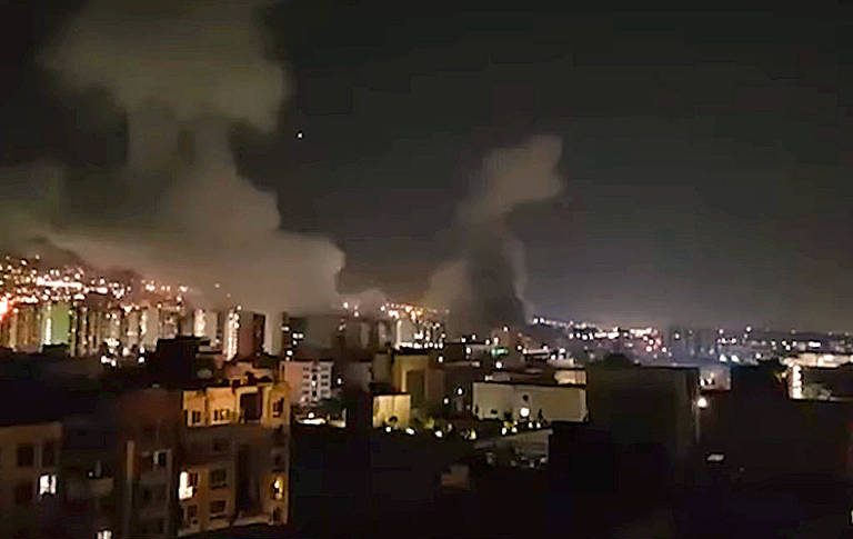 Israel ataca instalações nucleares no Irã e mata os 2 principais líderes militares do país