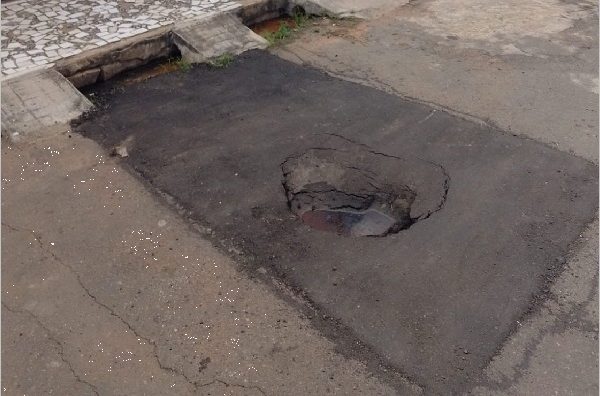 Prefeitura de Juazeiro do Norte multa Cagece em mais de R$ 16 milhões por buracos nas vias