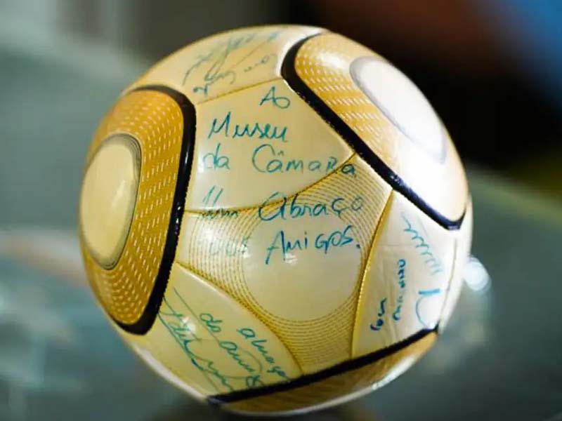 Moraes vota por condenar acusado de furtar bola autografada por Neymar