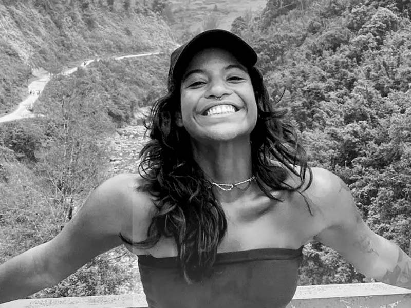 Morre brasileira que caiu em trilha de vulcão na Indonésia