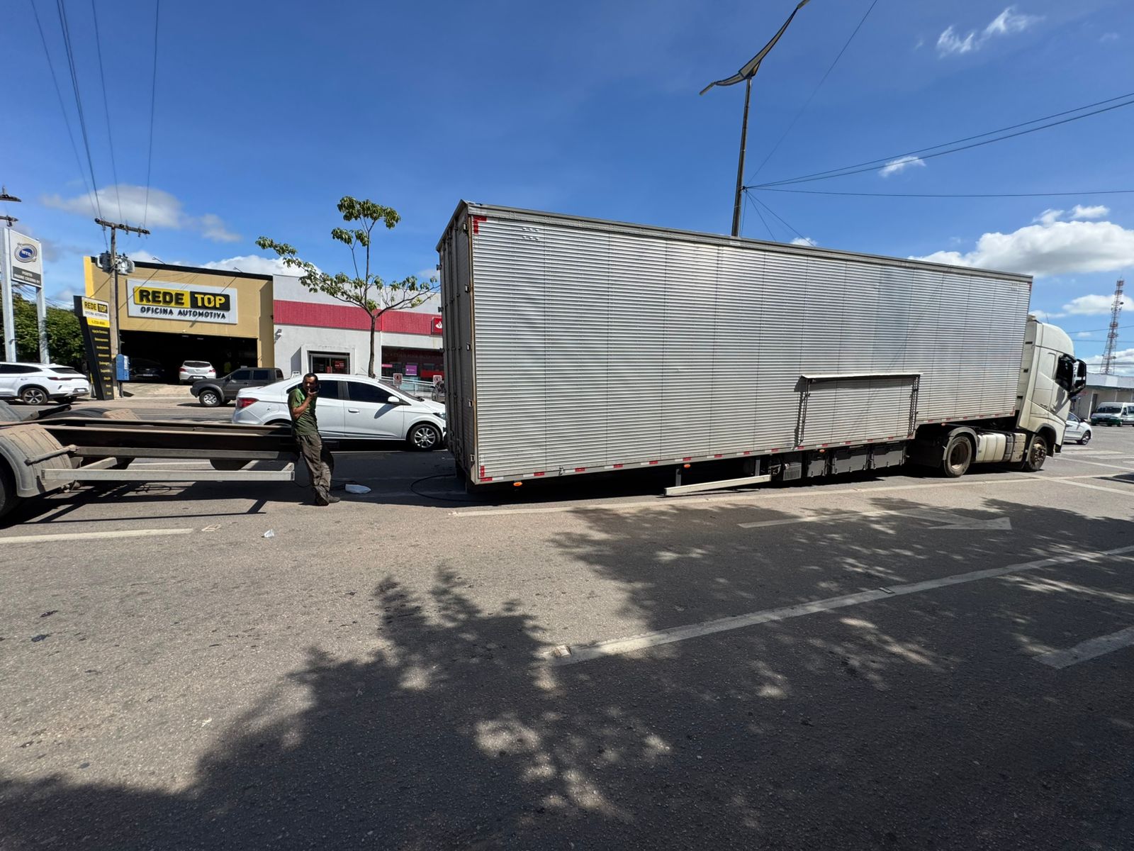 AO VIVO: eixo de carreta se desconecta e veículo fica parado na avenida Padre Cícero provocando congestionamento em frente ao shopping