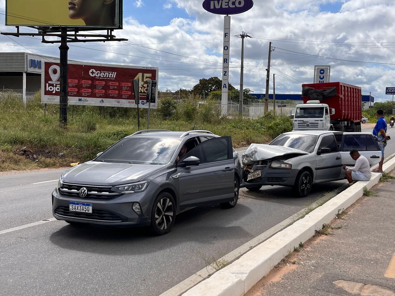 AO VIVO: dois acidentes entre carros são registrados na avenida Padre Cícero, em Crato, numa distância de cerca de 500 metros cada