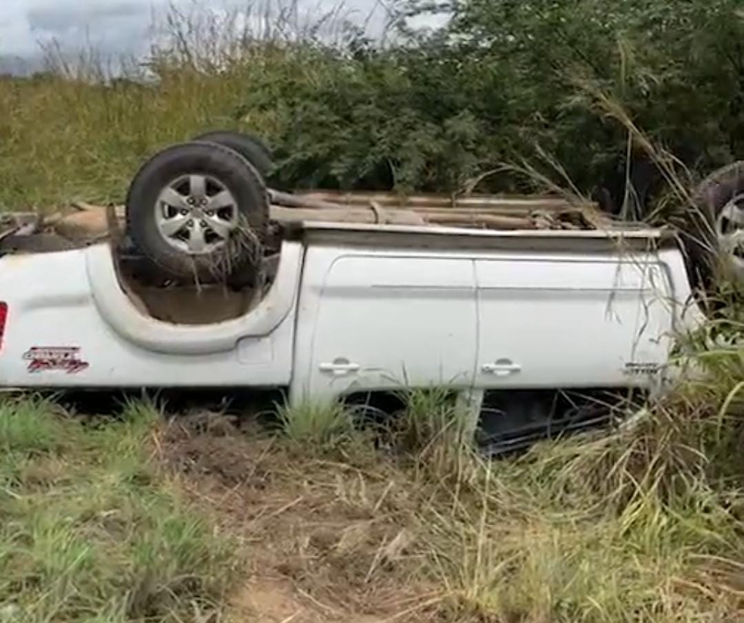 AO VIVO: padre da igreja de São Pedro fica ferido após capotar numa Hilux na CE-060, em Caririaçu