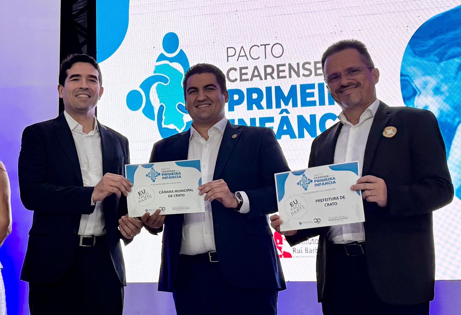 Presidente da Câmara do Crato, Matheus Leite, assina pacto estadual em defesa da primeira infância
