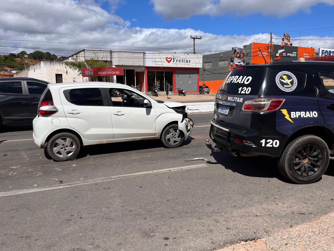 AO VIVO: acidente entre carro e viatura do RAIO é registrado no bairro Muriti, em Crato