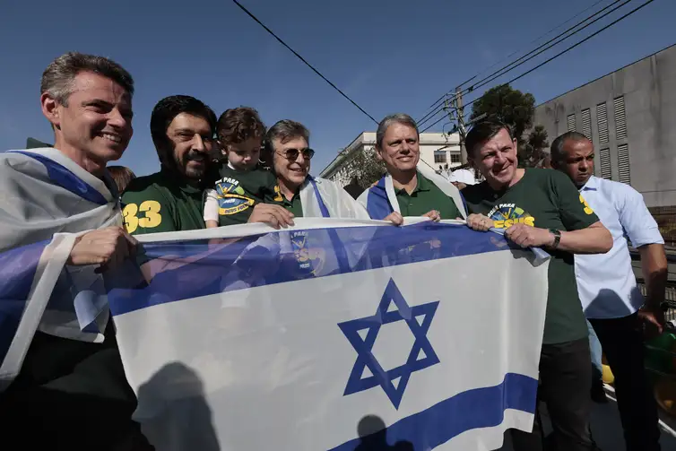 Marcha para Jesus mantém tom político com milhares de pessoas em SP
