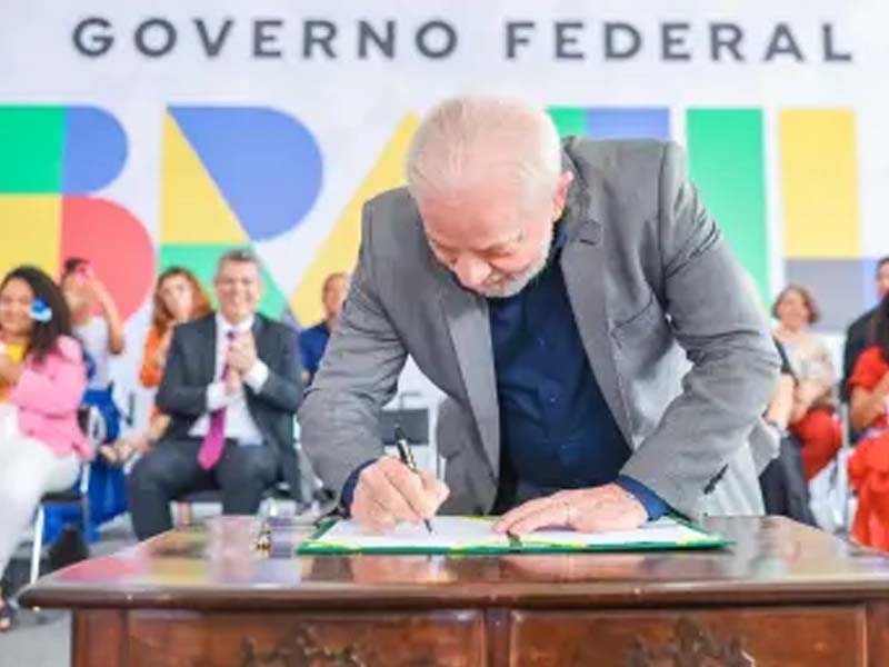 Lula sanciona lei que estrutura carreira e reajusta salários de servidores Federais