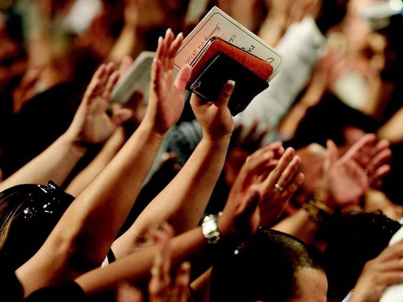 Número de evangélicos cresce e de católicos diminui no Brasil, aponta IBGE