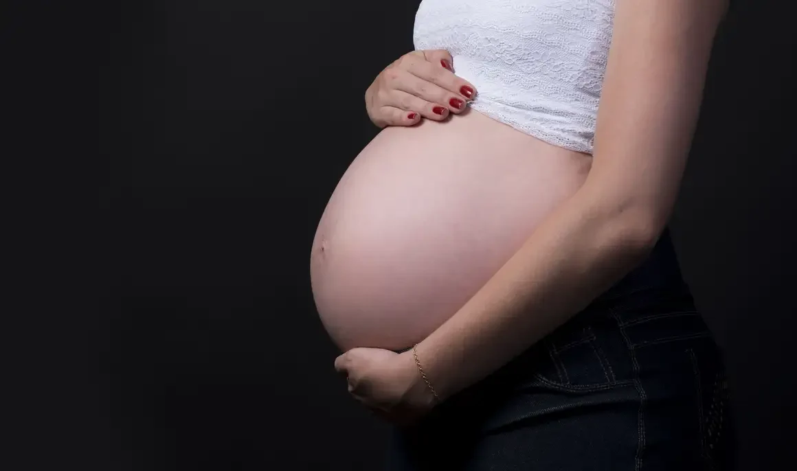 Brasileiras estão tendo menos filhos e adiam maternidade, diz Censo