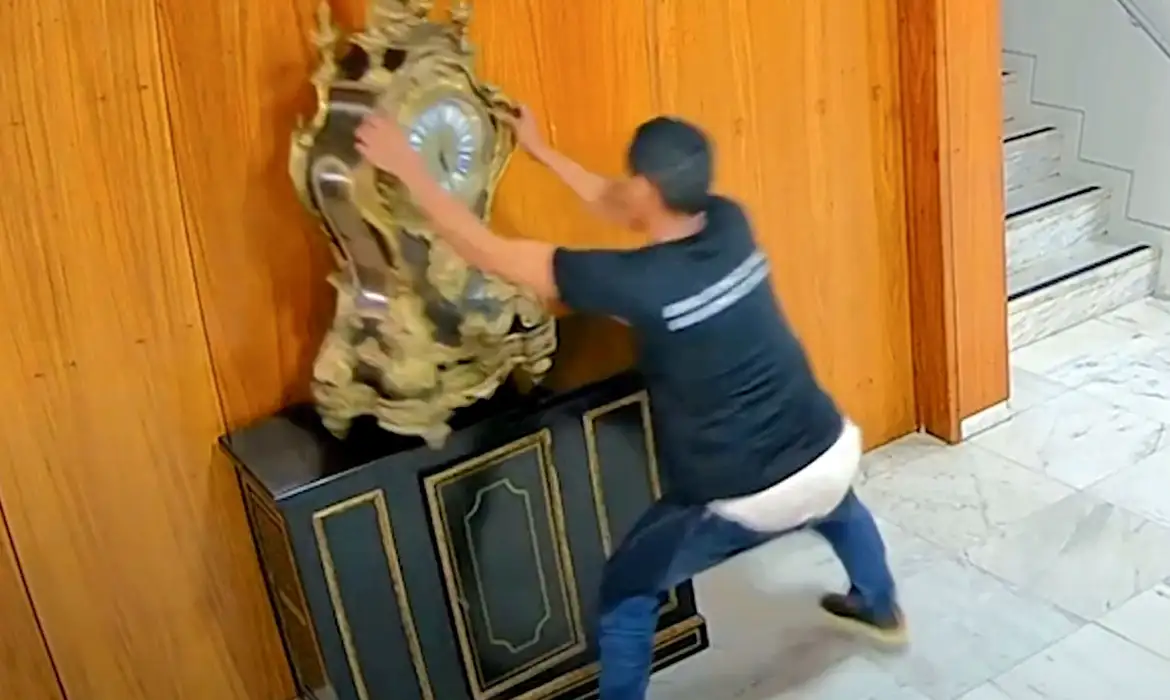 Juiz diz que errou ao soltar homem que quebrou relógio histórico