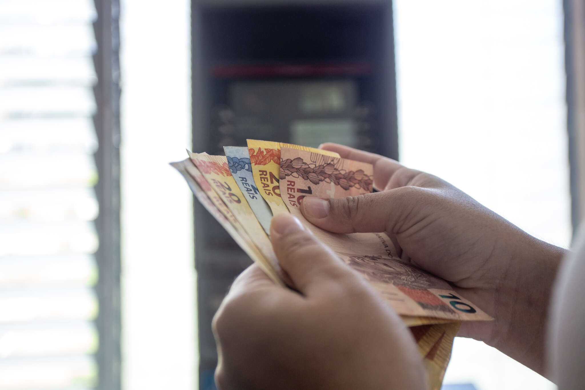 Primeira parcela do 13° salário é depositada para servidores estaduais