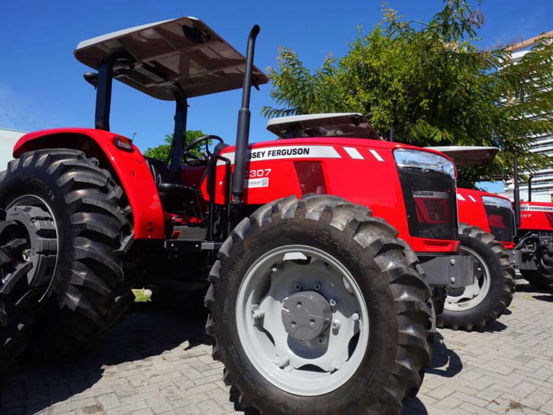 Agricultores familiares de 32 municípios cearenses recebem reforço de 40 tratores e implementos agrícolas