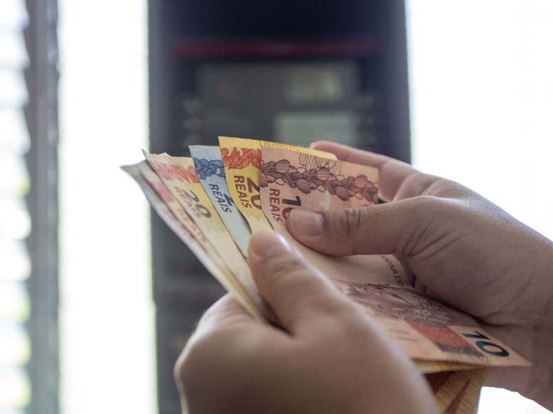 Governo do Ceará paga a primeira parcela do 13° salário aos servidores estaduais