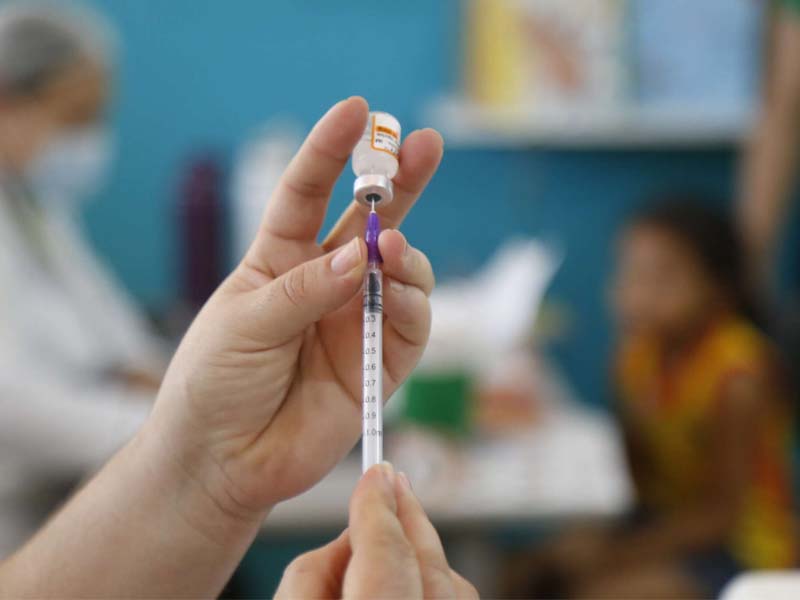 Estudo inédito da Uece destaca impacto das fake news sobre vacinação na mortalidade por covid