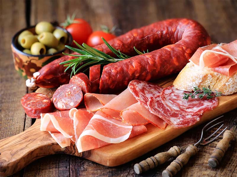 Não existe consumo seguro de carne processada, diz novo estudo