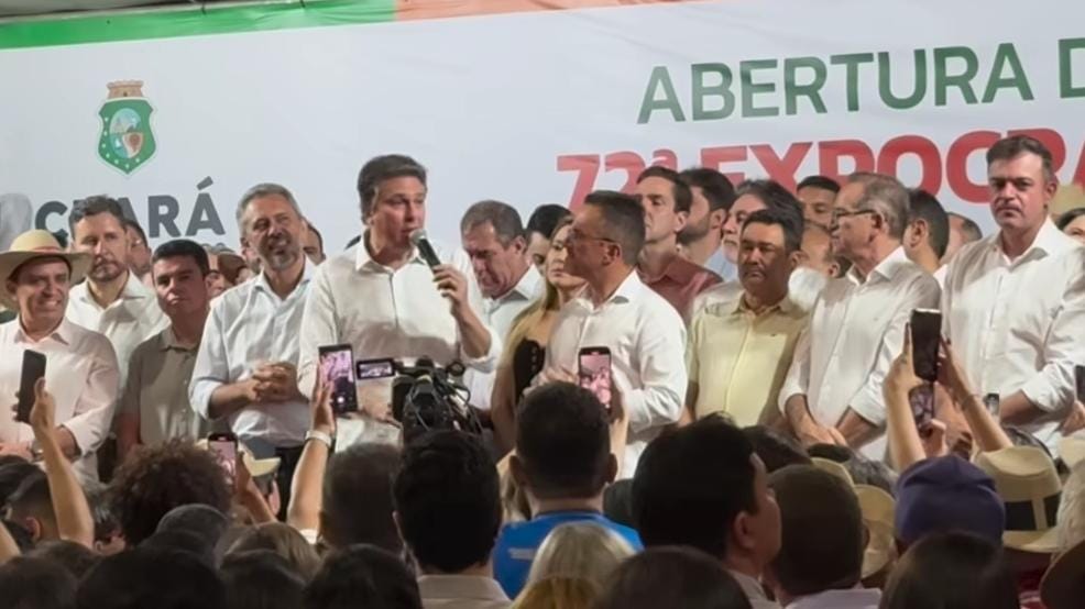 Ministro da Educação Camilo Santana homenageia Humberto Cabral na abertura da Expocrato 2025