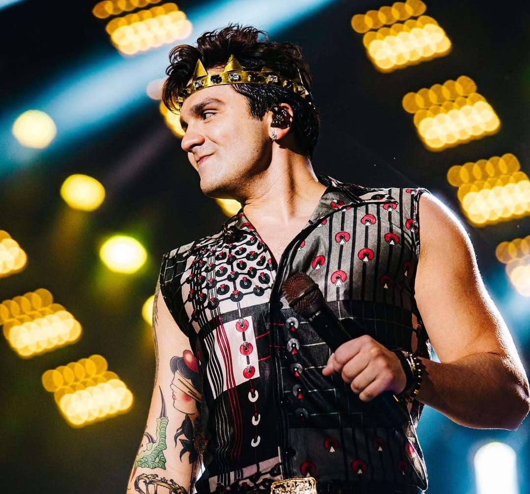 Luan Santana se apresenta na Expocrato e agita multidão cantando seus sucessos