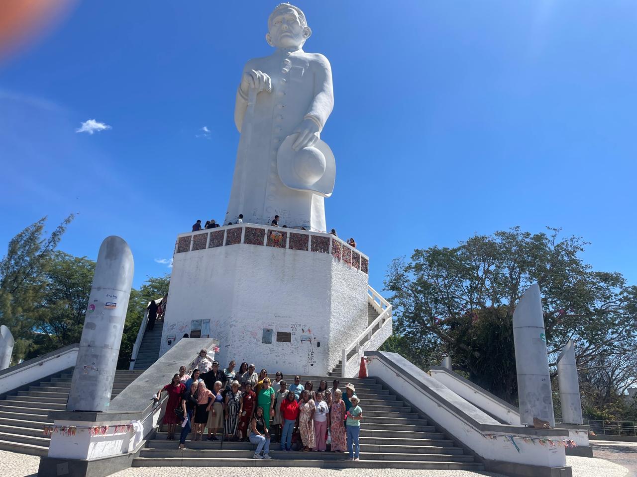 Grupo dos Idosos do CRAS de Salitre realiza visita ao Padre Cícero em Juazeiro do Norte