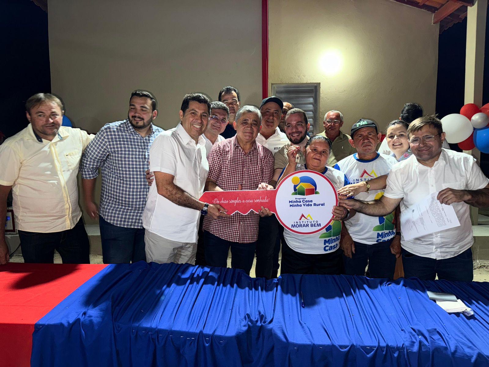 Famílias de Senador Pompeu recebem Guimarães para entrega de casas do Minha Casa Minha Vida