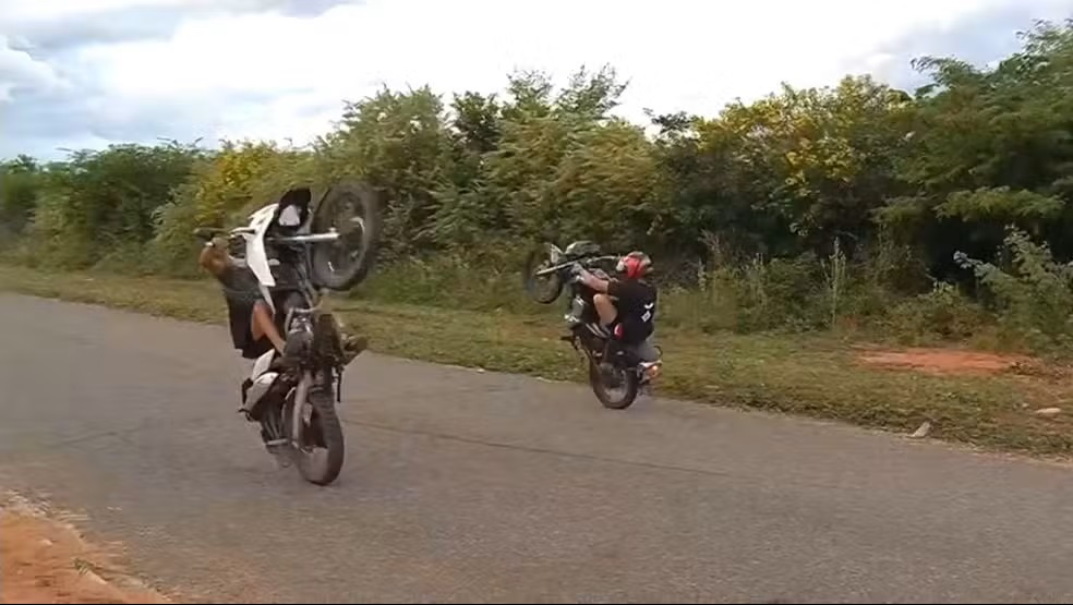 Grauzeiros buscam espaços para praticar manobras com motocicletas em cidades do Cariri