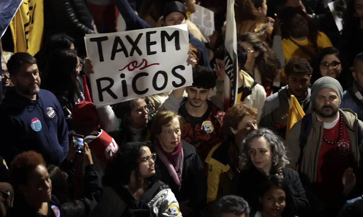 Ato na Avenida Paulista pede taxação de super-ricos e condena tarifaço