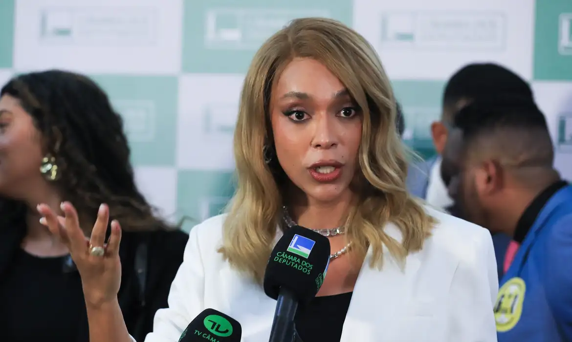 Erika Hilton pede ao STF bloqueio das contas de Eduardo Bolsonaro