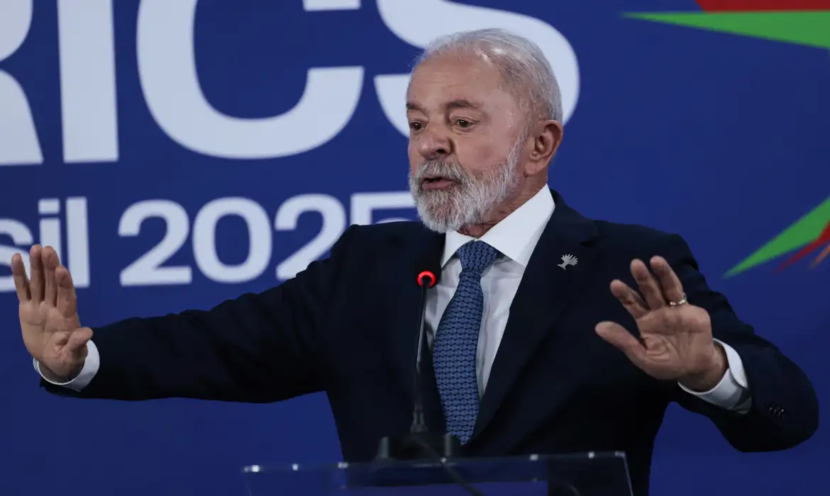 Divergência política sobre IOF é própria da democracia, diz Lula