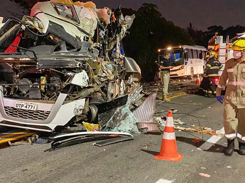 Colisão envolvendo ônibus de universitários deixa cinco mortos em GO