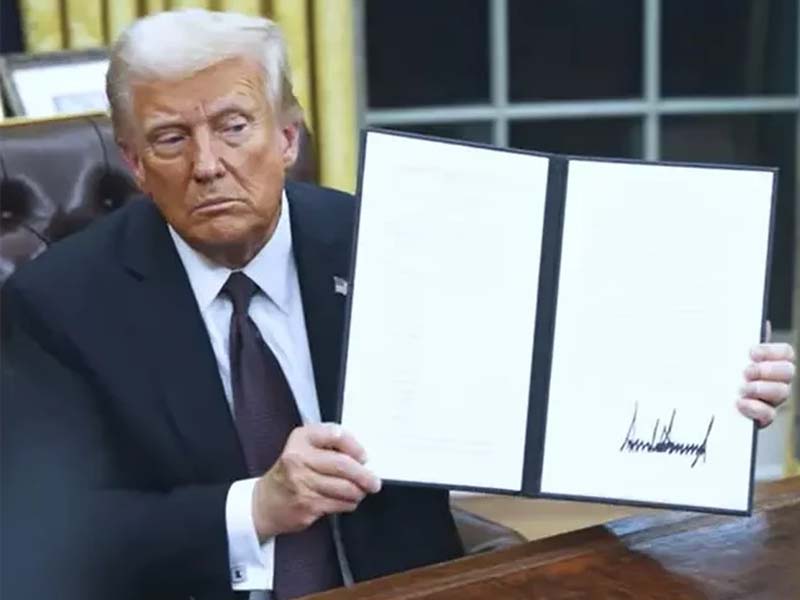Trump assina decreto que oficializa tarifas de 50% ao Brasil