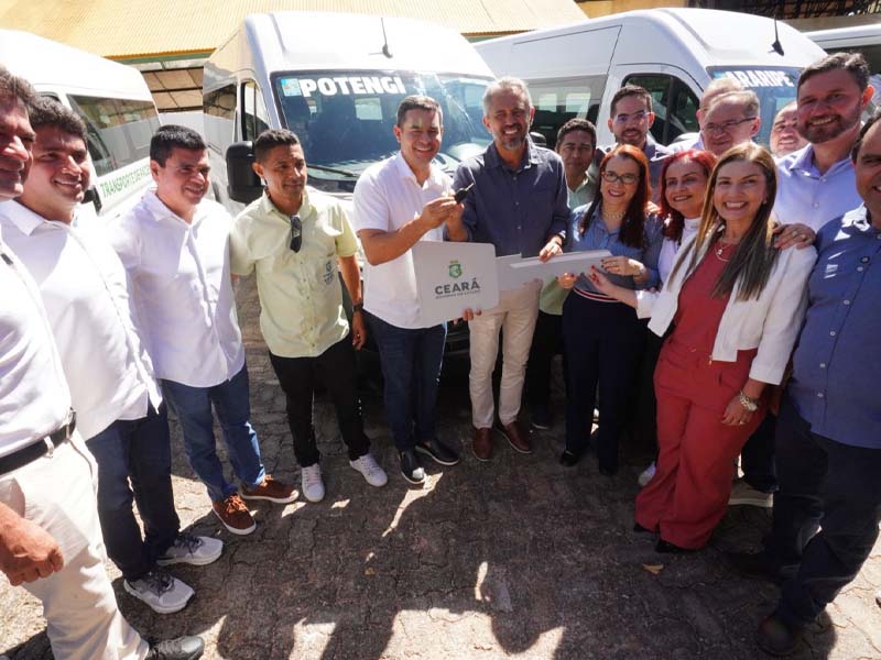 Salviano Alencar participa da entrega de veículos para transporte de pacientes no Cariri ao lado do governador Elmano