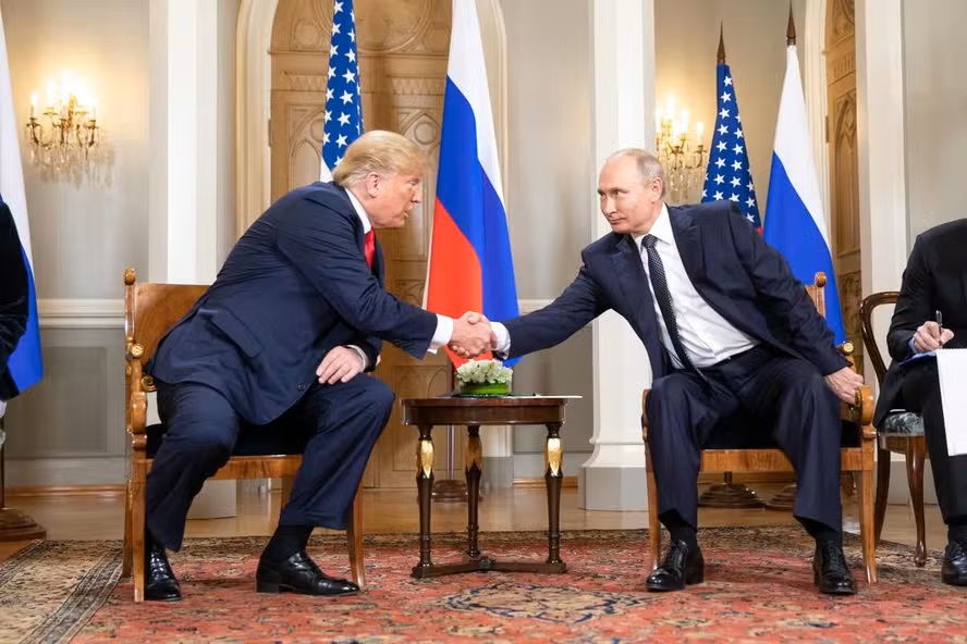 Sem Zelensky, Trump e Putin se encontram para tratar de cessar-fogo na Ucrânia