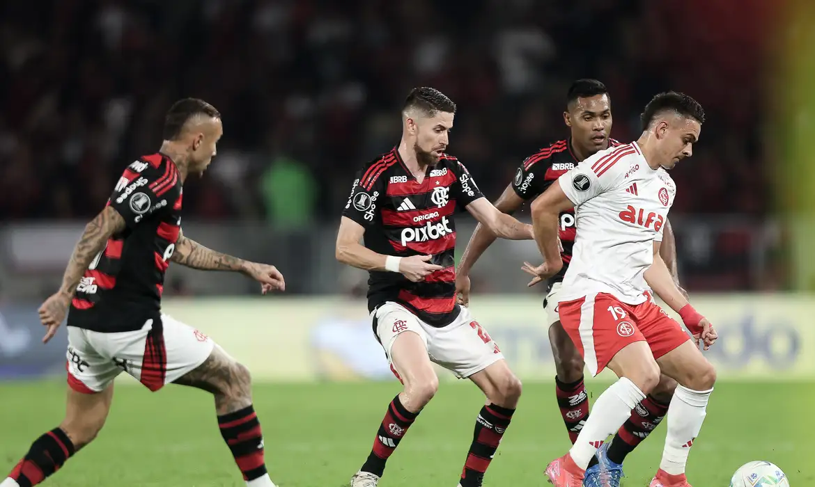 Nacional acompanha duelo final entre Inter e Fla pela Libertadores