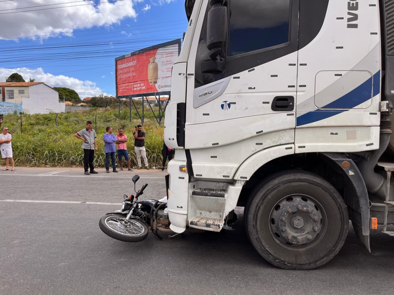 AO VIVO: entregador de 23 anos morre após acidente entre carreta e motocicleta na avenida Leão Sampaio, em Juazeiro do Norte