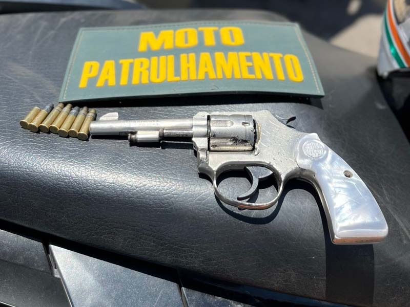 Vídeo: Motopatrulhamento da Polícia Militar prende homem por posse ilegal de arma de fogo em Juazeiro do Norte