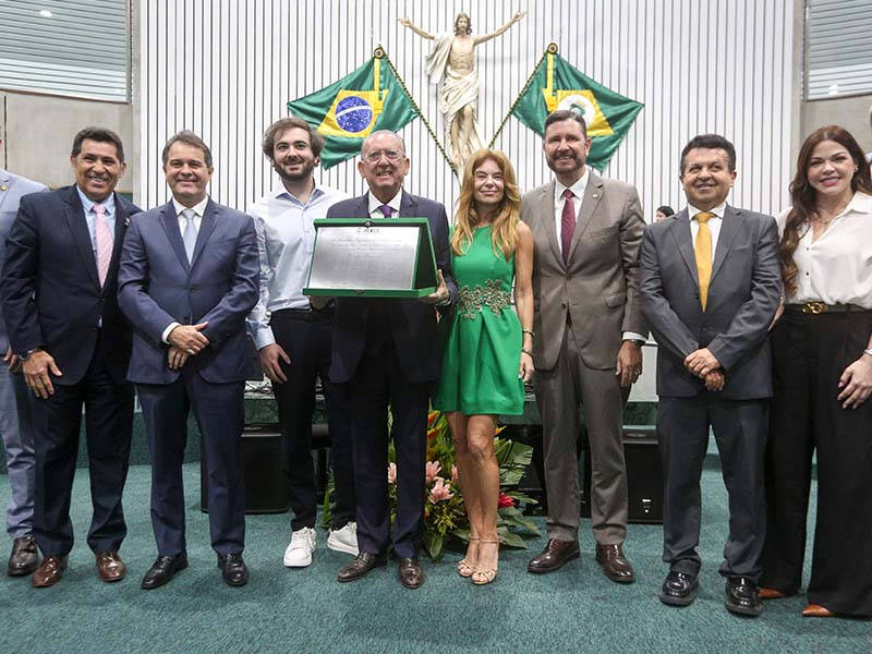 Alece entrega Título de Cidadão Cearense ao narrador Galvão Bueno