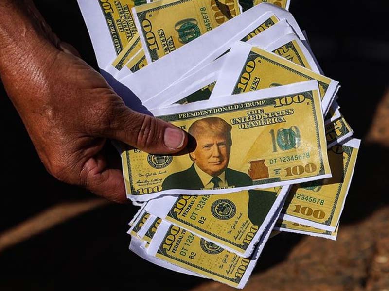 Manifestantes queimam bandeira dos EUA e boneco de Trump em embaixada