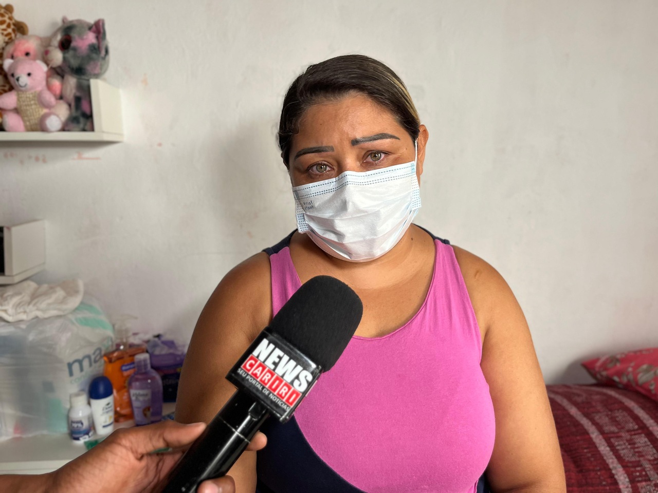 AO VIVO: mãe denuncia precariedade de ambulância e descaso no atendimento à filha de 12 anos, que tem problemas cardíacos e hemorragia no útero em Juazeiro do Norte