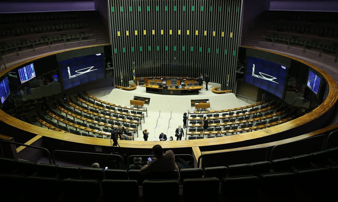 Câmara aprova projeto contra adultização de crianças nas redes sociais