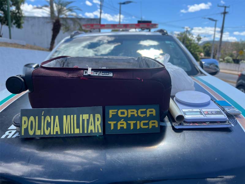 Vídeo: Força Tática da PM apreende grande quantidade de cocaína dentro de uma mala no bairro Vila Alta, em Crato