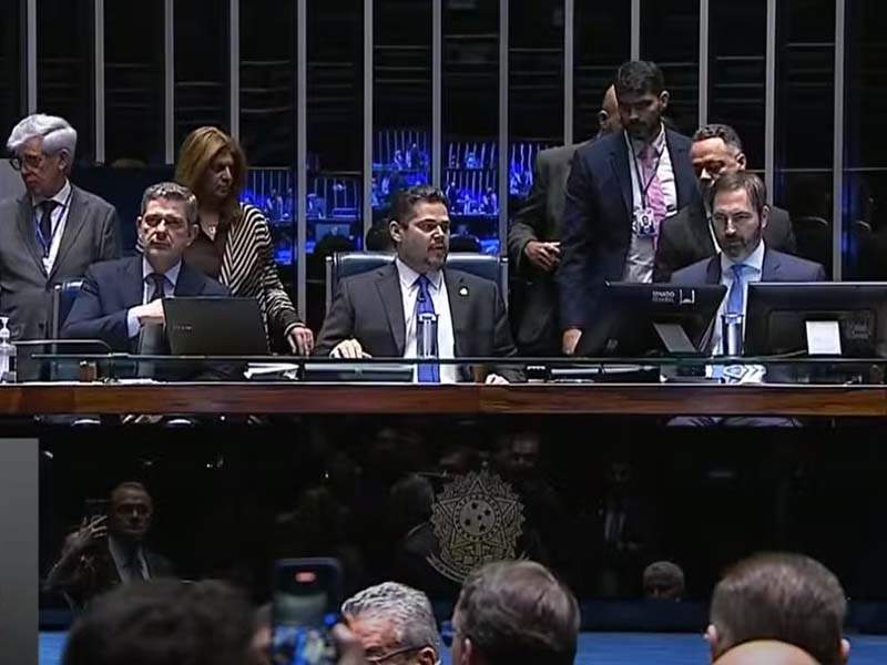 Após oposição desocupar plenário, Senado aprova manter isenção de IR para quem ganha até dois salários mínimos