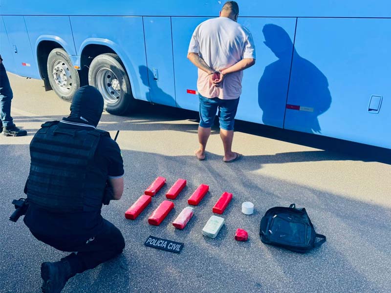 Vídeo: homem é preso em Barbalha pela Polícia Civil trazendo maconha, crack e cocaína num ônibus de viagem durante operação “Nordeste Integrado”