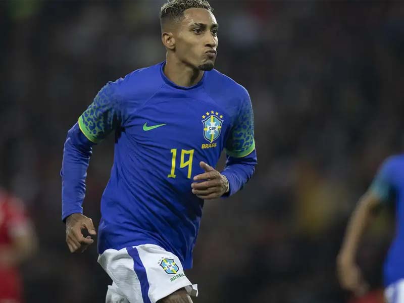 Raphinha e Vinicius Júnior são indicados ao prêmio Bola de Ouro